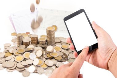 Adam elini boş dokunmatik ekran akıllı telefon ekonomi kavramı üzerinde