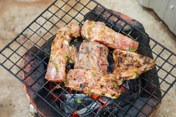 Szeletelt grillezett sertés bordák grillező — Stock Fotó