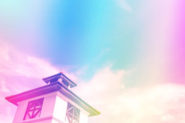 空と雲の背景の上のソフト虹色フィルター. — ストック写真