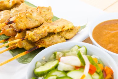 Izgara domuz ahşap masa, Tayland gıda stilini ayarla