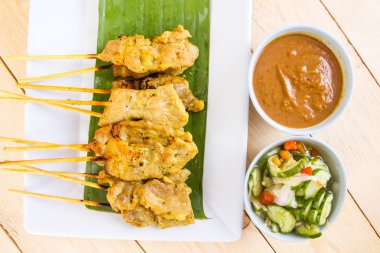 Izgara domuz ahşap masa, Tayland gıda stilini ayarla