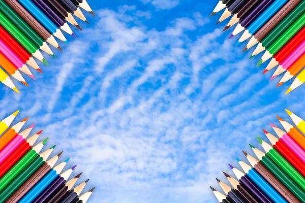 Bingkai pensil warna pada latar langit biru — Stok Foto