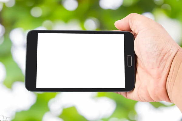 Adam elini boş dokunmatik ekran akıllı telefon üzerinde yumuşak yeşil natur