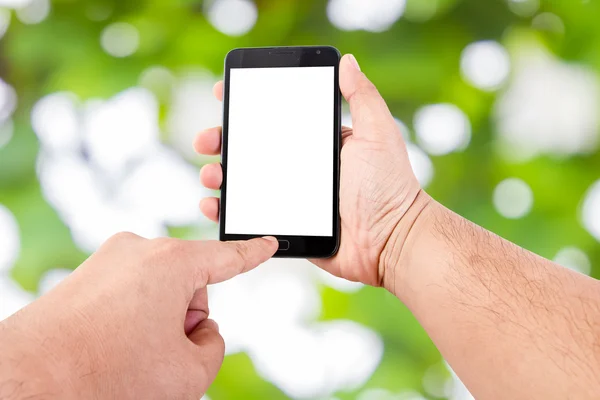 Adam elini boş dokunmatik ekran akıllı telefon üzerinde yumuşak yeşil natur