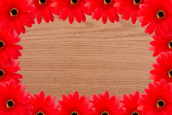 Rahmen der rustikalen Sommer Hintergrund mit bunten Gänseblümchen auf Holz te — Stockfoto