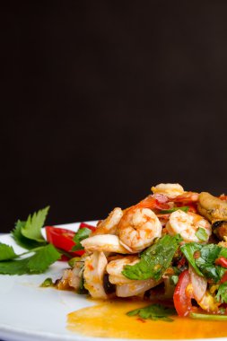 Baharatlı karides, midye, mürekkep balığı salatası sıcak ve ekşi. Tayland gıda.