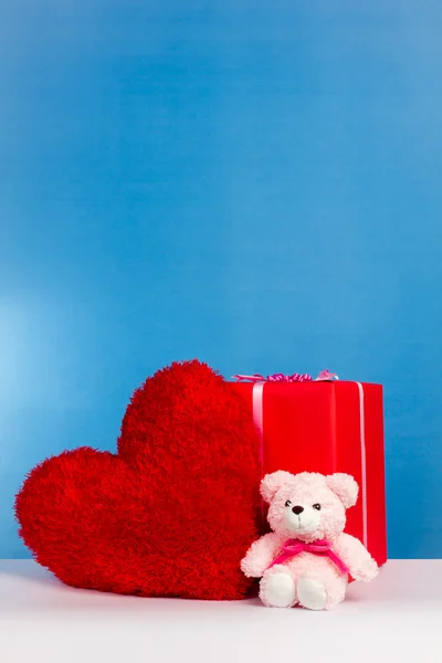 Valentijnsdag achtergrond met harten, teddybeer, geschenkdoos — Stockfoto