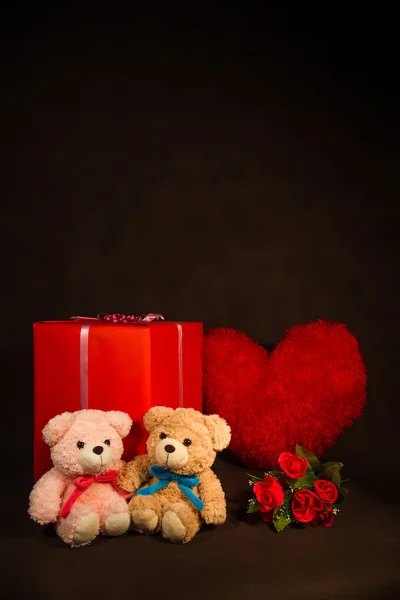 Valentinstag Hintergrund mit Herzen, Teddybär, rote Rosen, gi — Stockfoto