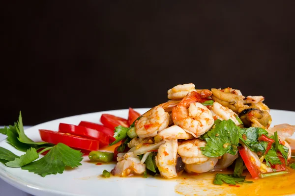 Baharatlı karides, midye, mürekkep balığı salatası sıcak ve ekşi. Tayland gıda.
