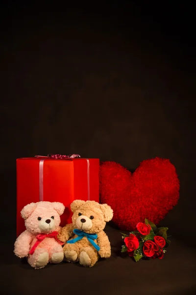 Alla hjärtans dag bakgrund med hjärtan, nallebjörn, röda rosor, gi Stockbild