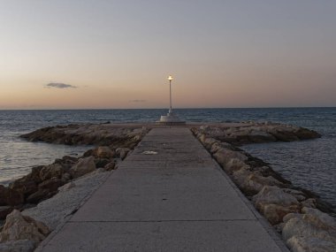 Alacakaranlıkta Pedregalejo Sahili 'nde deniz manzarası ve lamba..
