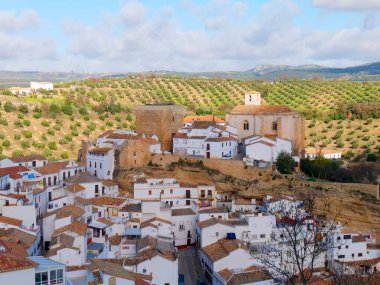 Setenil de las Bodegas şehri manzarası.
