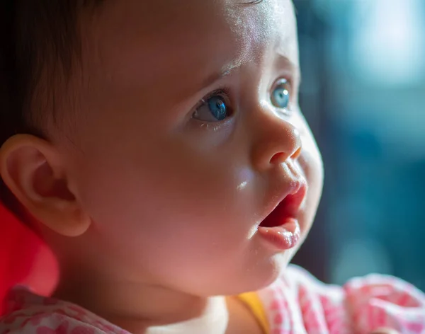 Baby Mit Blauen Augen Die Zur Seite Schauen — Stockfoto