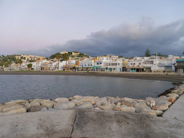 Malaga, İspanya - 14 Aralık 2018: Pedregalejo Sahilindeki Köy manzarası.