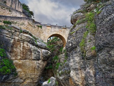 İspanya, Ronda 'daki Eski Köprü' nün alçak açılı görüntüsü.