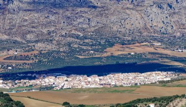 Antequera şehrinin panoramik yüksek açılı görüntüsü.
