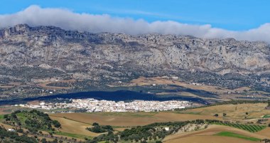 Antequera şehrinin panoramik yüksek açılı görüntüsü.