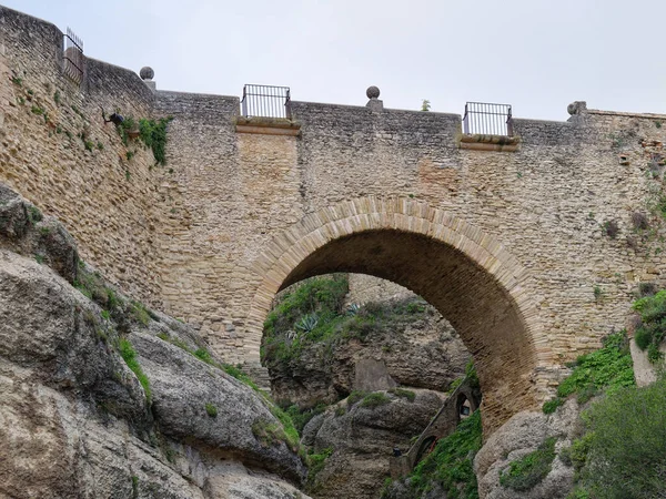 Nízký Úhel Pohledu Starý Most Ronda Španělsko — Stock fotografie