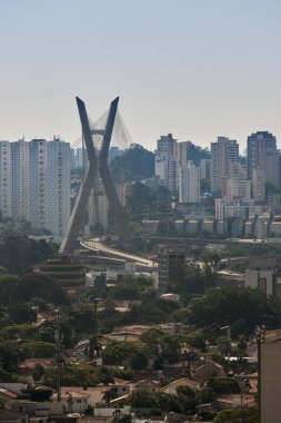 Brooklin 'in Sao Paulo' daki manzarası. Arka planda kablo destekli köprü var.