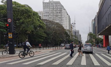 SAO PAULO, BRAZIL - 16 EKİM 2020: Sao Paulo Paulista Bulvarı 'ndaki yeni normal.