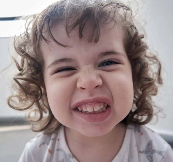 Kleine Brasilianerin Macht Ein Lächelndes Gesicht Vor Der Kamera — Stockfoto