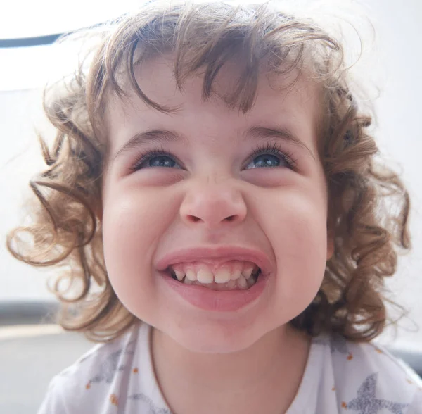 Menina Brasileira Fazendo Rosto Sorridente Para Câmera — Fotografia de Stock