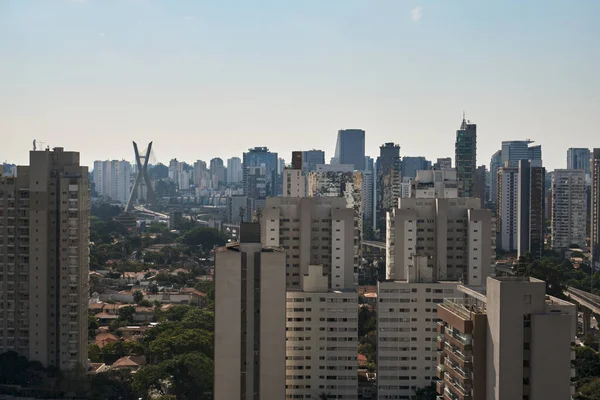 Brooklin 'in Sao Paulo' daki manzarası. Arka planda kablo destekli köprü var.