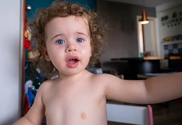 ブラジルの赤ちゃん女の子ともに青い目見ますザカメラ — ストック写真