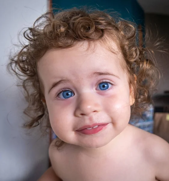 Menina Brasileira Com Olhos Azuis Olhando Para Câmera — Fotografia de Stock