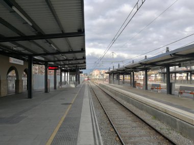 Toledo, İspanya, 25 Aralık 2017: Boş Toledo Tren İstasyonu manzarası.