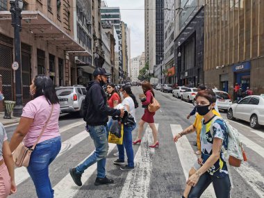 SAO PAULO, BRAZIL - 10 Kasım 2020: şehir merkezindeki Sao Joao Bulvarı 'nda yeni normal.
