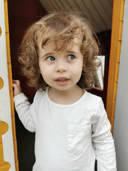 Kleines Blauäugiges Mädchen Das Beim Verlassen Eines Puppenhauses Misstrauisch Zur — Stockfoto