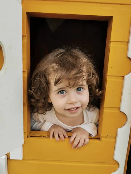 Modrooká Dívka Hrající Domečku Pro Panenky — Stock fotografie