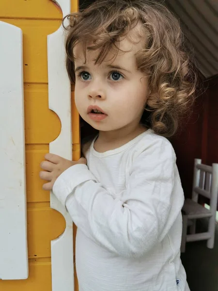 Menina Olhos Azuis Jogando Casa Bonecas — Fotografia de Stock