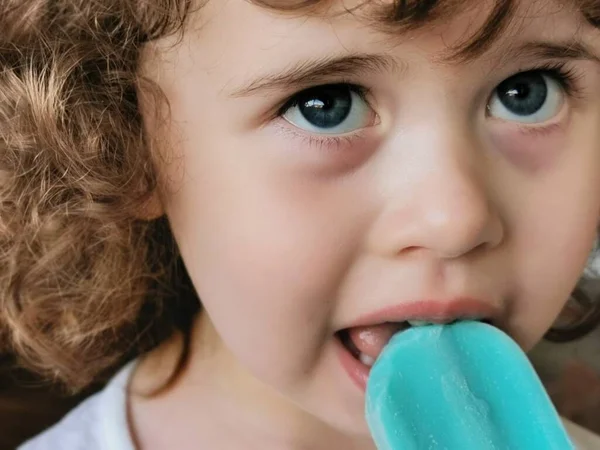 Menina Gostando Seu Gelado Azul — Fotografia de Stock