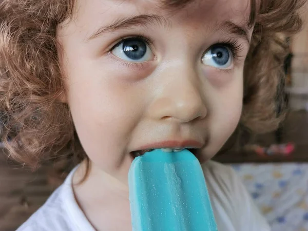 Menina Gostando Seu Gelado Azul — Fotografia de Stock