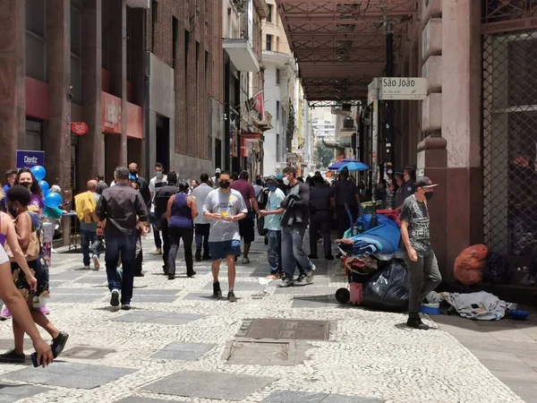 SAO PAULO, BRAZIL - 10 Kasım 2020: şehir merkezindeki Sao Joao Bulvarı 'nda yeni normal.