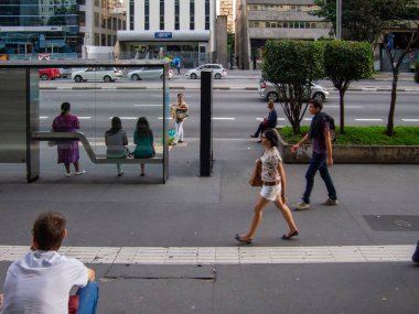 SAO PAULO, BRAZIL - 18 Nisan 2014: Paulista Bulvarı 'nda otobüs bekleyen insanlar