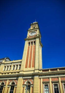 SAO PAULO, BRAZIL - MAYIS 04, 2014: Mavi gökyüzü ile Luz istasyonu saat kulesi görüntüsü