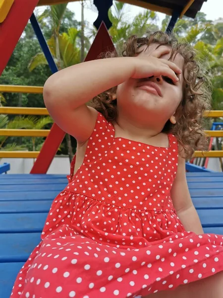 Malá Dívka Hraje Zakrývající Tvář Rukou — Stock fotografie