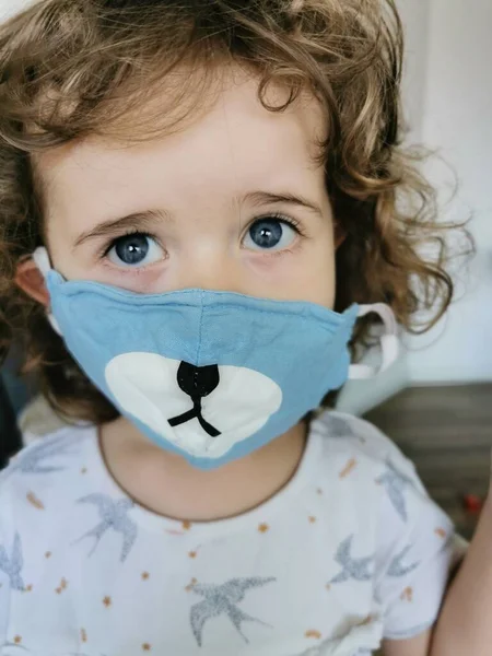 Chiusura Della Bambina Brasiliana Con Maschera Quarantena — Foto Stock