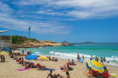 RIO DE JANEIRO, BRAZİL - 22 Kasım 2015: İnsanlarla dolu Rio de Janeiro plajlarının manzarası