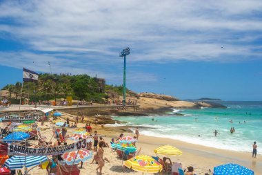 RIO DE JANEIRO, BRAZİL - 22 Kasım 2015: İnsanlarla dolu Rio de Janeiro plajlarının manzarası