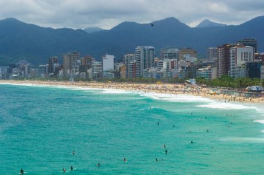 Rio de Janeiro plajları insanlarla dolu..