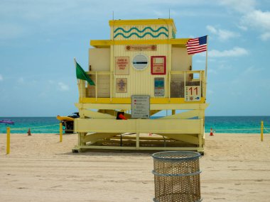 MIAMI, ABD - 18 Temmuz 2015: Miami Beach, Florida 'daki cankurtaran kışlası görüntüsü.