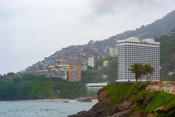 RIO DE JANEIRO, BRAZIL - 21 Kasım 2015: Rio de Janeiro 'daki Sheraton Hotel ve Vidigal Varoşları.