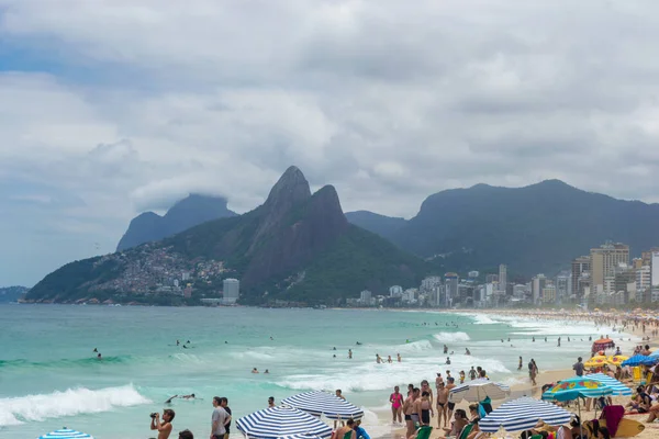 RIO DE JANEIRO, BRAZİL - 22 Kasım 2015: İnsanlarla dolu Rio de Janeiro plajlarının manzarası