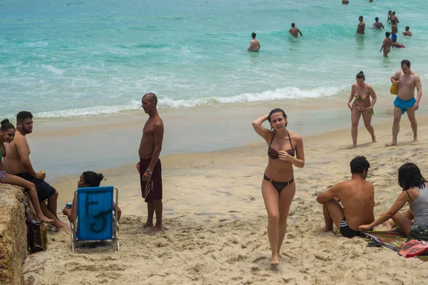 RIO DE JANEIRO, BRAZİL - 22 Kasım 2015: İnsanlarla dolu Rio de Janeiro plajlarının manzarası