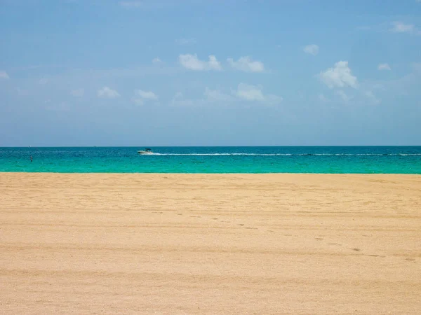 Вид Небо Море Пісок Пляж Маямі Влітку Швидкохідним Човном Проходить — стокове фото