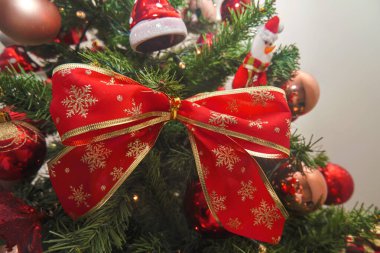 Bir Noel ağacında Güzel bir kurdelenin yakın görüntüsü